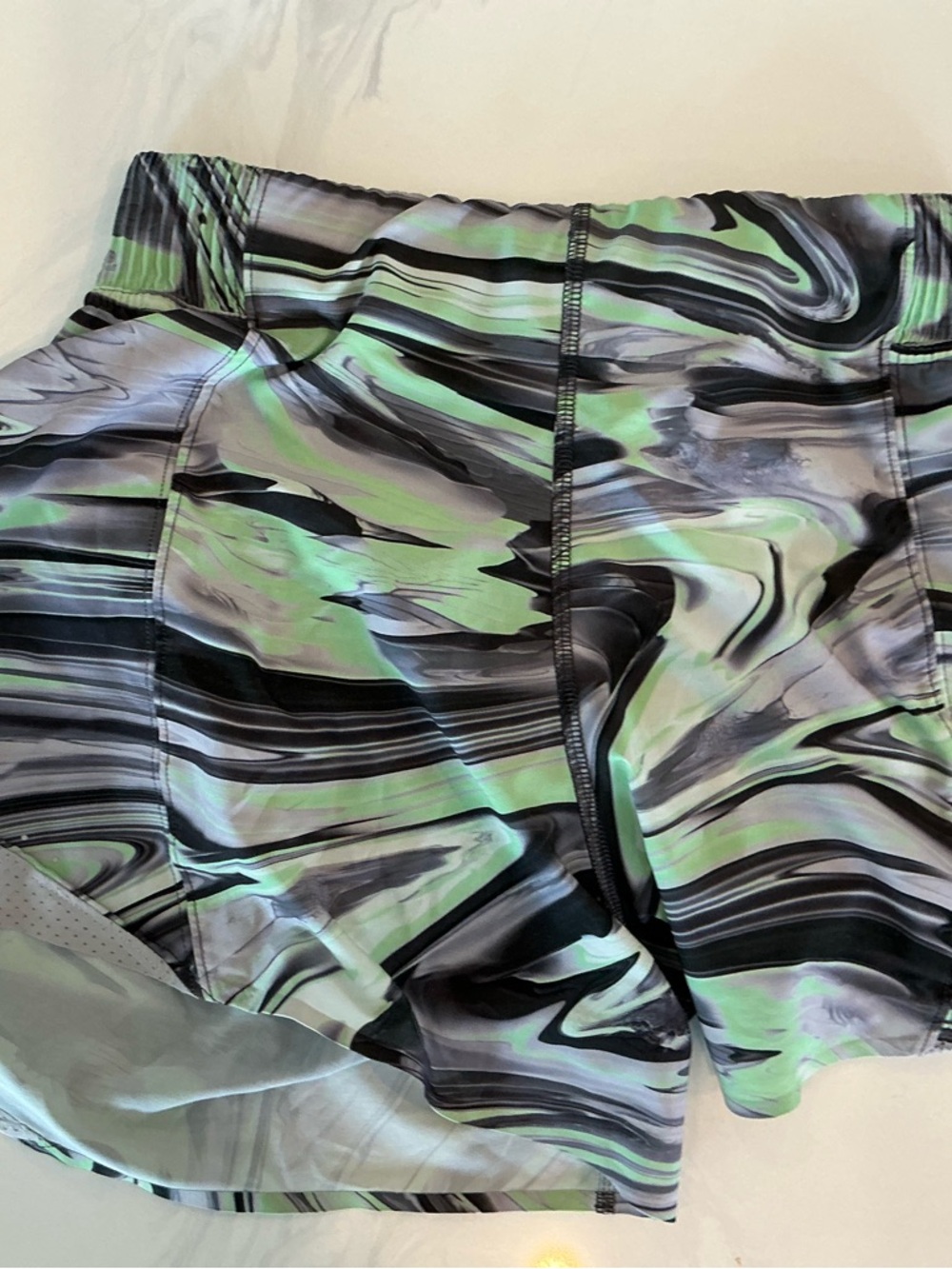 Lululemon hotty hot 4 inch high rise size 4 paint glide marble EUC